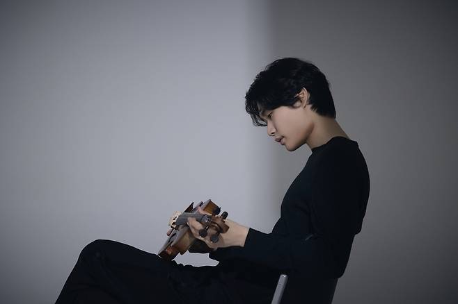 ▲ 잘츠부르크 모차르테움 오케스트라(사진 위)와 바이올리니스트 양인모. /사진제공=경기아트센터