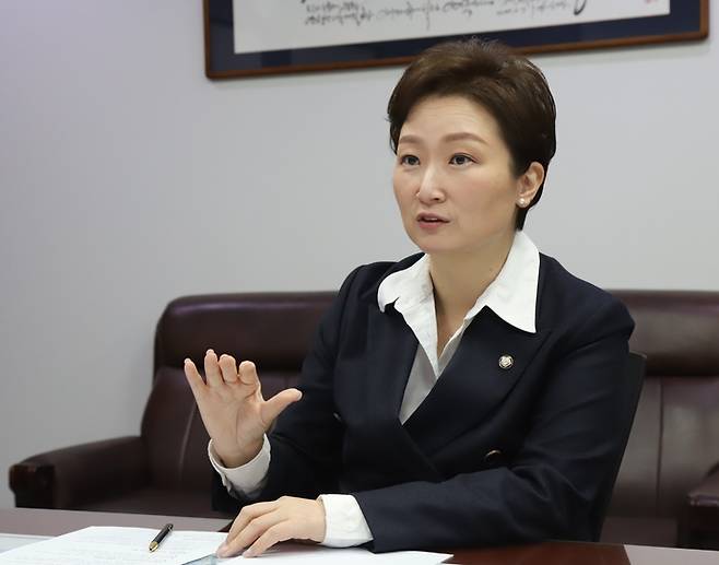 이언주 더불어민주당 수석 최고위원이 중부일보 취재진의 질문에 답하고 있다. 사진=이언주 의원실