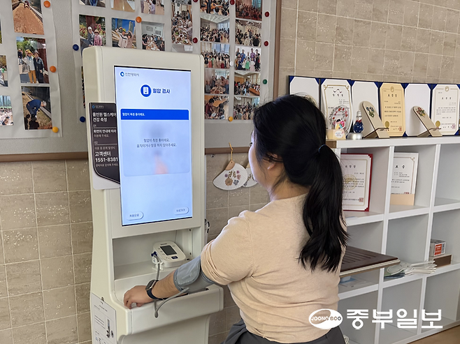 스마트 경로당에 배치돼 있는 스마트 헬스케어 기기. 사용 과정이 복잡해 어르신들이 어려움을 겪고 있다. 정수빈기자