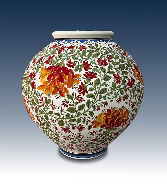 박광천 명장의 작품 백자유상인동당초문호