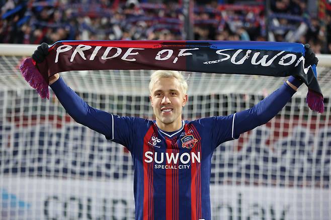 프로축구 K리그2 수원FC의 공격수 프리조가 7일 수원종합운동장에서 열린 용인FC와의 경기에서 승리를 거둔 후 서포터스 앞에서 기념사진을 찍고 있다.