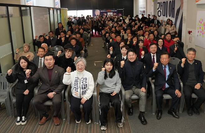 강매이 예비후보에 힘을 싣기 위해 모여든 이들.