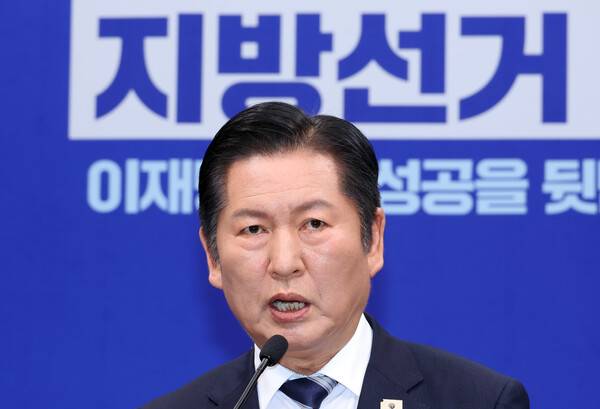 더불어민주당 정청래 대표가 8일 국회에서 당 대표 취임 이후 두 번째 기자회견을 열고 있다. 연합뉴스