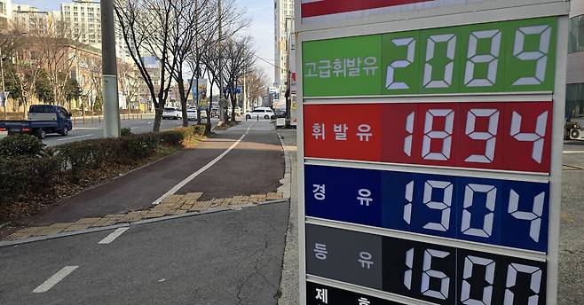 미국·이스라엘과 이란 전쟁 여파로 국내 주유소 휘발유와 경유 가격이 가파르게 상승하고 있는 지난 5일 광주시내의 한 주유소에 경유과 휘발유 가격이 반전된 유류 가격이 표시돼 있다. 김양배 기자