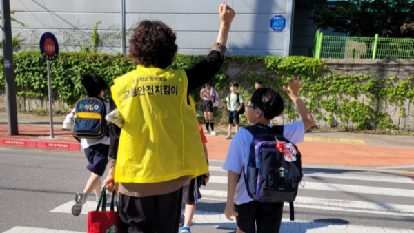 8일 남구에 따르면 이달부터 관내 12개 초등학교 주변에서 안전한 통학환경 조성을 위해 등하굣길 교통안전 지킴이 사업을 실시한다. 광주 남구 제공