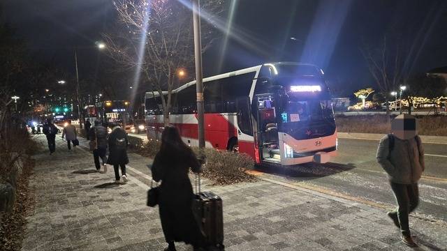 지난 1월 2일 오후 6시께 국민연금공단 직원들이 통근버스를 타고 수도권 등으로 떠나고 있다. /전북일보 자료사진