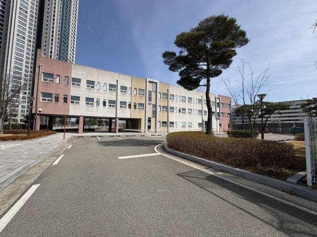 경남도가 김해시 신문동에 있는 롯데 직원 기숙사를 허물고 오는 2028년 ‘경남 글로벌 융복합 콘텐츠산업타운’을 건립할 예정이다. 이경민 기자