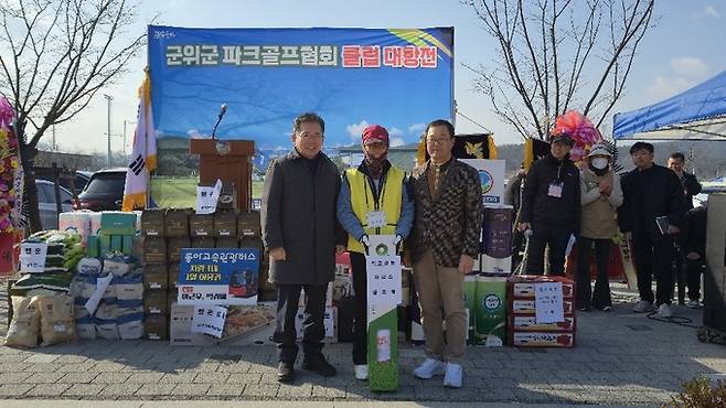 ▲ 김진열(왼쪽) 군위군수가 7일 군위읍 파크골프장(36홀)에서 열린 '제2회 군위군 파크골프협회 클럽대항전'에서 추첨을 통해 선물을 전달한 후 기념촬영을 하고 있다. 이만식 기자
