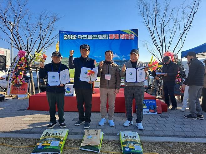 ▲ 전성무(왼쪽 3번째) 군위군파크골프협회장이 7일 군위읍 파크골프장(36홀)에서 열린 '제2회 군위군 파크골프협회 클럽대항전'에서 남자 개인전 우승 (유영택, 왼쪽 2번째) 및 2,3위를 한 선수들에게 시상을 한 후 기념촬영을 하고 있다. 이만식 기자