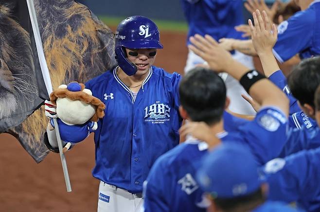 25일 오후 6시30분 대구 삼성라이온즈파크에서 열린 2025 신한 SOL 뱅크 KBO리그 삼성 라이온즈와 키움 히어로즈 경기에서 김영웅이 홈런을 친 후 환호하고 있다. <삼성 라이온즈 제공>