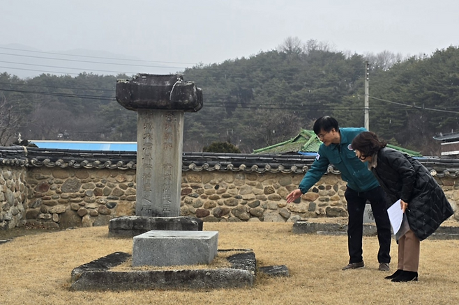 손창석 영주시 문화복지국장과 김명자 문화예술과장이 순흥면에 위치한 금성대군신단 비석에 쓰인 글자를 가리키며 읽고 있다.  권기웅 기자
