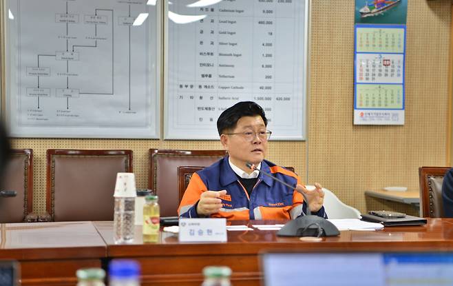 5일 김승현 고려아연 온산제련소장이 기자들의 질문에 답변하고 있다.(사진= 고려아연)