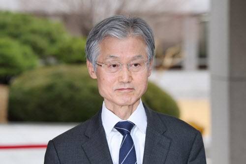 취재진 질문 듣는 조희대 대법원장. (사진=연합뉴스)