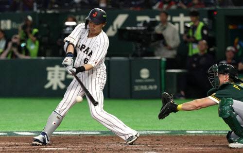 일본의 요시다 마사타카가 호주와 경기에서 역전 투런홈런을 터뜨리고 있다. 사진=AFPBBNews