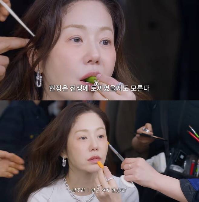 고현정이 헤어&메이크업을 받으며 간단한 야채 스틱을 먹고 있다. 사진=고현정 유튜브 채널 캡처