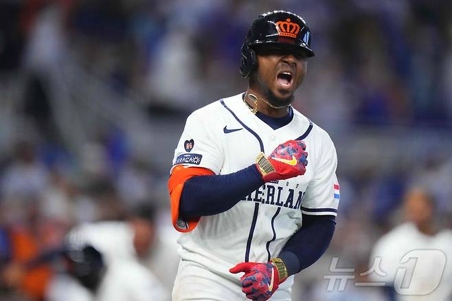 네덜란드 대표팀 아지 알비스가 8일(한국시간) 열린 2026 WBC 본선 1라운드 D조 니카라과와의 경기에서 9회말 2사 후 역전 끝내기 3점홈런을 때린 뒤 기뻐하고 있다. ⓒ AFP=뉴스1