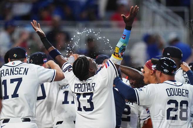 니카라과를 상대로 극적인 역전승을 거둔 네덜란드 선수들이 기뻐하고 있다. ⓒ AFP=뉴스1