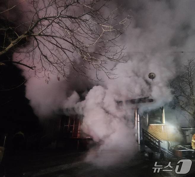8일 새벽 2시께 전북 완주군 동상면 단독주택에서 화재가 발생했다.(소방제공, 재판매 및 DB금지)2026.3.8/뉴스1