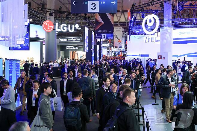 2일(현지시간) 스페인 바르셀로나 피라 그란 비아 전시장에서 열린 '모바일 월드 콩그레스(MWC)2026'을 찾은 참가자들로 붐비고 있다. 2026.3.2 ⓒ 뉴스1 사진공동취재단