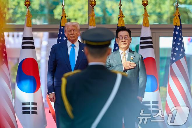 이재명 대통령과 도널드 트럼프 미국 대통령이 지난해 경북 경주박물관에서 열린 공식 환영식에서 국민의례를 하고 있다. (이재명 대통령 SNS. 재판매 및 DB 금지) 2025.10.30 ⓒ 뉴스1 허경 기자