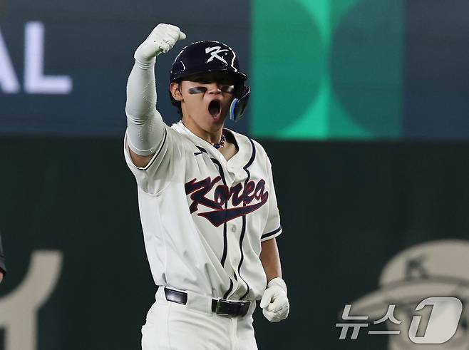 8일 일본 도쿄돔에서 열린 2026 월드베이스볼클래식 조별리그 C조 대한민국과 일본의 경기. 대한민국 김도영이 8회말 2사 1루 동점 2루타를 치며 환호하고 있다. 2026.3.8 ⓒ 뉴스1 구윤성 기자