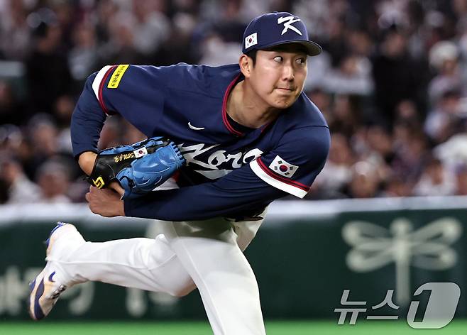 7일 오후 일본 도쿄돔에서 열린 2026 월드베이스볼클래식 C조 조별리그 대한민국과 일본의 경기. 대한민국 손주영이 역투하고 있다. 2026.3.7 ⓒ 뉴스1 구윤성 기자