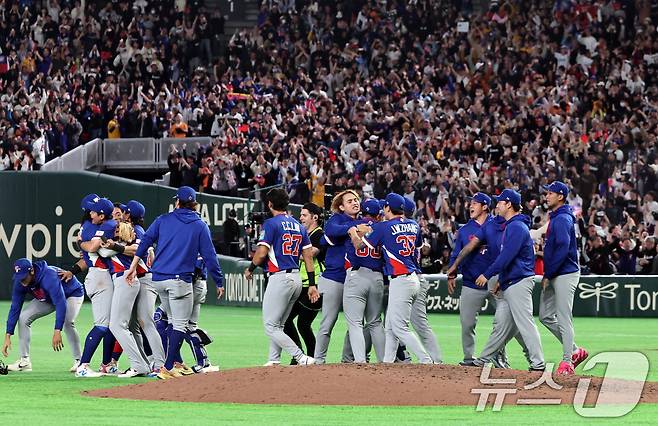 8일 일본 도쿄돔에서 열린 2026 월드베이스볼클래식 조별리그 C조 대한민국과 대만의 경기. 연장 접전 끝에 5-4 승리를 거둔 대만 선수들이 기쁨을 나누고 있다. 2026.3.8 ⓒ 뉴스1 구윤성 기자