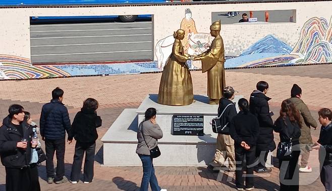 8일 오후 강원 영월군 영월읍 청령포 주변에 위치한 '천상재회') 동상에 여행객들이 몰려들고 있다. 동상은 조선 6대 임금 단종과 그의 왕비 정순왕후의 사랑이야기를 소개하고 있다. 단종을 다룬 영화 '왕과 사는 남자'(왕사남)가 흥행하며 단종 유배지였던 청령포도 인기를 누리고 있다. 2026.3.8 ⓒ 뉴스1 신관호 기자