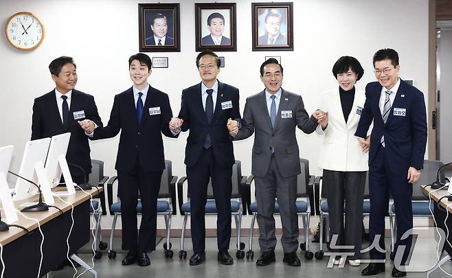 더불어민주당 서울시장 후보들. 왼쪽부터 김영배 의원, 김형남 전 군인권센터 사무국장, 박주민 의원, 오른쪽부터 정원오 전 서울 성동구청장, 전현희 의원. ⓒ 뉴스1 김민지 기자