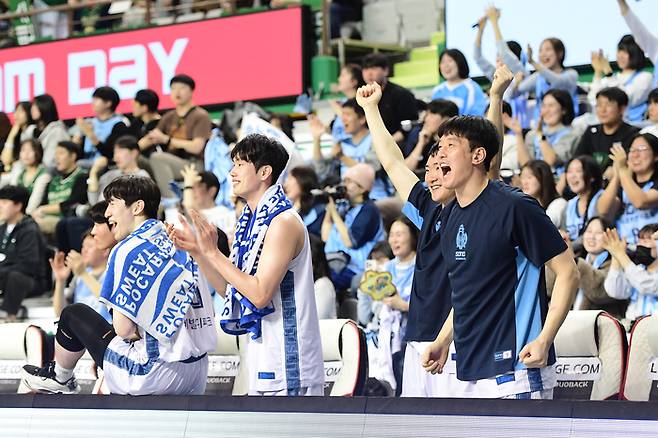 소노 선수들이 원주DB프로미아레나에서 열린 2025~2026 LG전자 프로농구 5라운드 DB전에서 환호하고 있다. 사진 | KBL