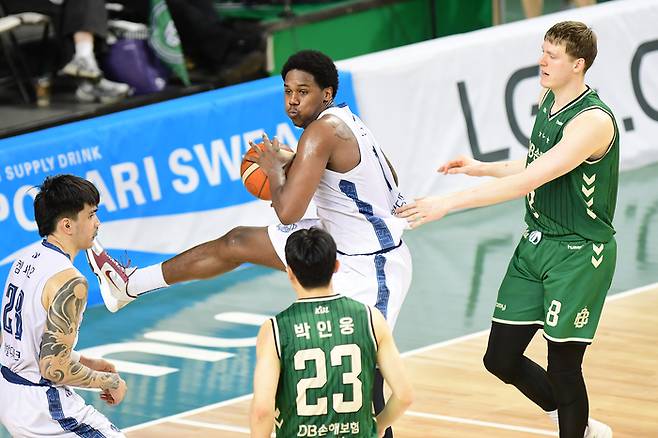 소노 나이트가 원주DB프로미아레나에서 열린 2025~2026 LG전자 프로농구 5라운드 DB전에서 리바운드를 따내고 있다. 사진 | KBL