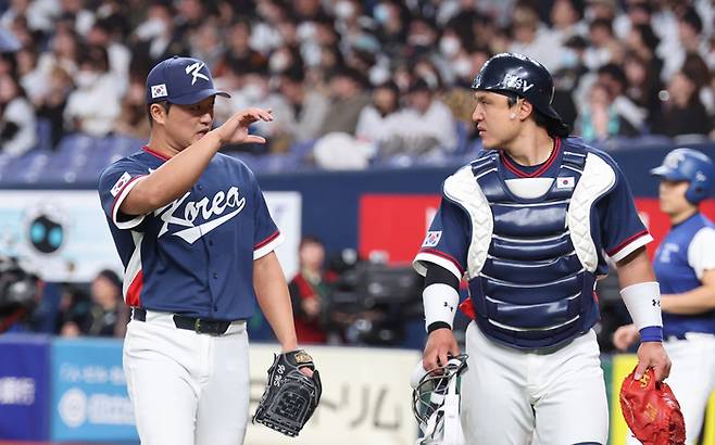 3일 일본 오사카 교세라돔에서 열린 월드베이스볼클래식(WBC) 평가전 한국 대표팀과 일본 프로야구 오릭스 버팔로스와의 경기. 4회말을 마친 고우석이 더그 아웃으로 향하며 포수 박동원과 대화하고 있다. 사진 | 연합뉴스