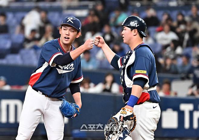 일본인 투수 고바야시(왼쪽)가 3일 일본 오사카 교세라돔에서 열린 대한민국 야구대표팀과 오릭스 버팔로스의 연습경기에서 한국 대표팀으로 등판해 승리를 지켜낸 뒤 포수 김형준과 하이파이브를 나누고 있다. 오사카(일본) | 박진업 기자 upandup@sportsseoul.com