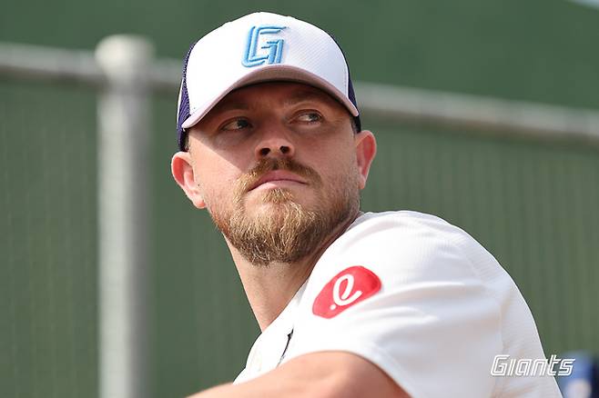 롯데 제레미 비슬리가 투구에 임하고 있다. 사진 | 롯데 자이언츠