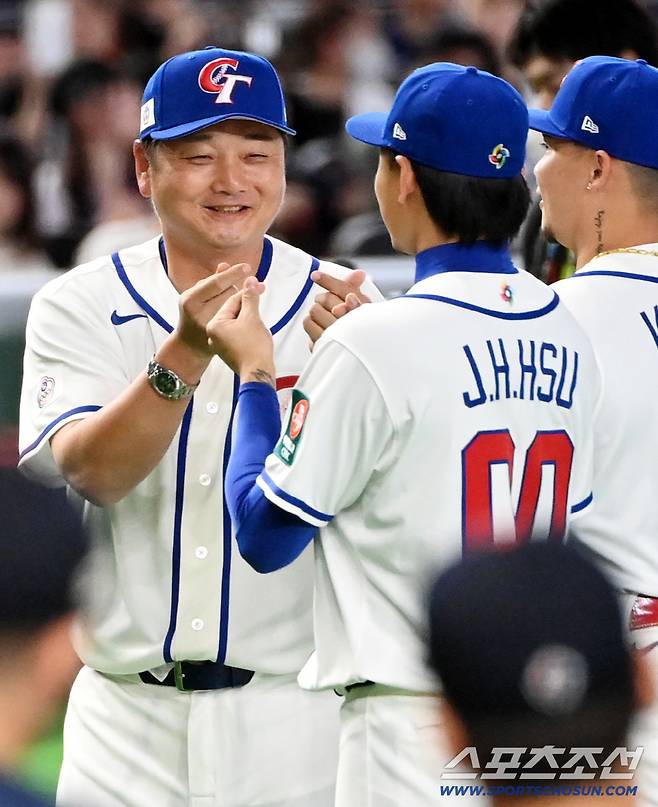 6일 일본 도쿄돔에서 열린 WBC(월드베이스볼클래식) 일본과 대만의 경기. 선수 소개때 대만 쩡하오쥐 감독이 그라운드로 나서고 있다. 도쿄(일본)=허상욱 기자wook@sportschosun.com/2026.03.06/