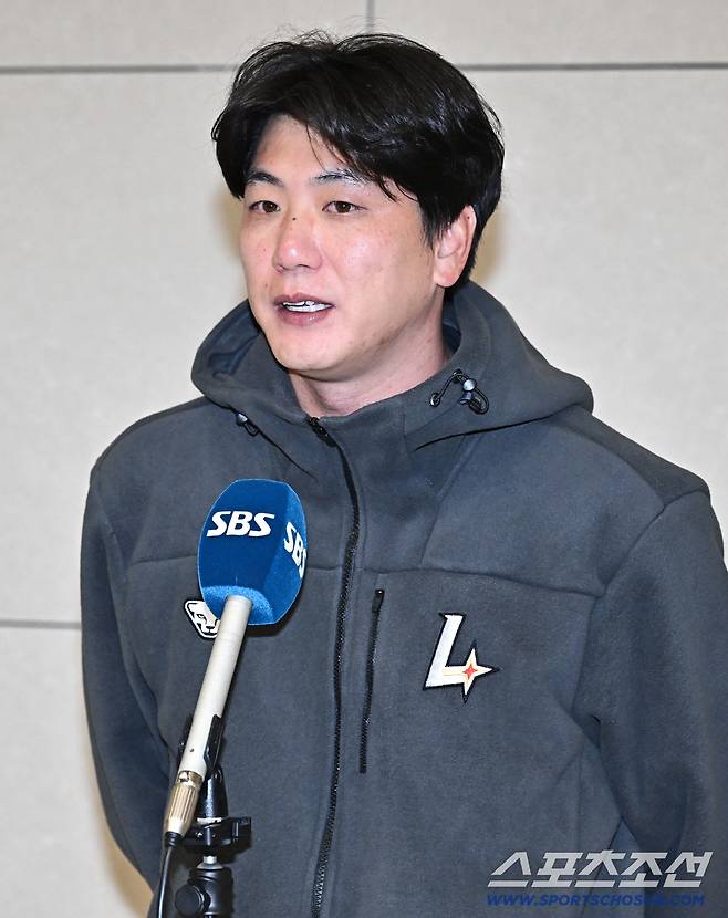 19일 오전 SSG 랜더스 선수들이 인천공항 제2터미널을 통해 1차 캠프지 미국 플로리다로 출국했다. 출국 앞두고 인터뷰하는 김광현. 인천공항=송정헌 기자songs@sportschosun.com/2026.01.19/