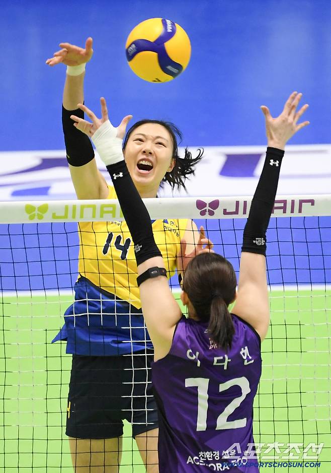 9일 수원체육관에서 열린 V리그 현대건설과 흥국생명의 경기. 현대건설 양효진이 블로킹을 피해 공격을 시도하고 있다. 수원=박재만 기자 pjm@sportschosun.com/2026.02.09/
