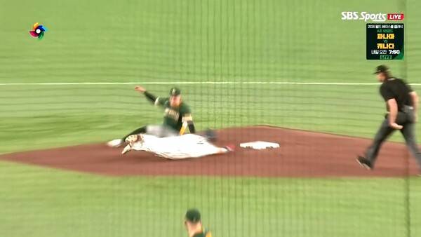 오타니를 타석에 둔 2사 만루 상황에서 타격도 못해보고 2루주자의 주자사로 이닝이 마감된 4회말. ⓒSBS 스포츠