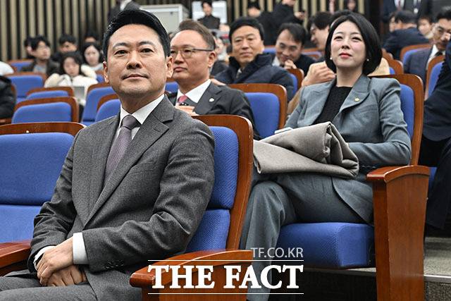 배현진 국민의힘 의원에 대한 징계가 법원의 제동으로 효력이 정지된 후 후폭풍이 이어지고 있다. 사진은 장동혁 대표(왼쪽)와 배 의원이 지난 23일 오전 서울 여의도 국회에서 열린 의원총회에서 송언석 원내대표의 모두발언을 듣고 있는 모습. /남용희 기자