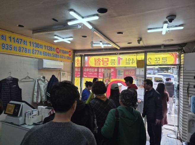 5일 오후 광주 서구의 한 ‘로또 명당’ 복권판매점 내부. 점심시간에도 시민들이 복권을 구매하기 위해 줄을 서 있다. 송보현 기자