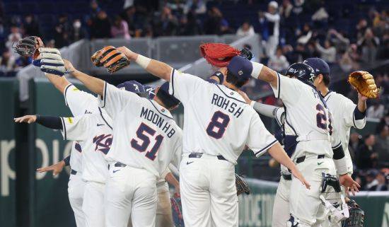 지난 5일 일본 도쿄돔에서 열린 2026 월드베이스볼클래식(WBC) 조별리그 C조 1차전 한국과 체코의 경기에서 11-4로 승리한 한국 선수들이 기뻐하고 있다. 연합뉴스 제공