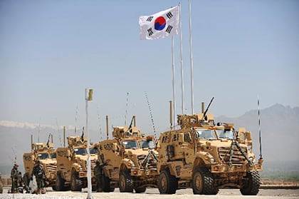 한국은 오바마 미 행정부의 요청으로 아프가니스탄 전쟁에 의료지원단과 공병부대 등을 파견했다. 2010년 아프가니스탄 파르완주에 파견된 한국군 뒷편에 태극기가 휘날리고 있다./조선일보