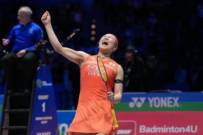 안세영이 8일 전영오픈 4강전에서 천위페이를 꺾고 결승 진출을 확정한 뒤 기뻐하고 있다. /AP 연합뉴스