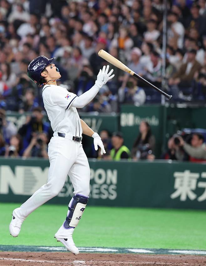 8일 일본 도쿄돔에서 열린 2026 WBC 조별리그 C조 3차전 한국과 대만의 경기, 6회말 1사 1루 한국 김도영이 2점 홈런을 친 뒤 포효하고 있다. /뉴시스