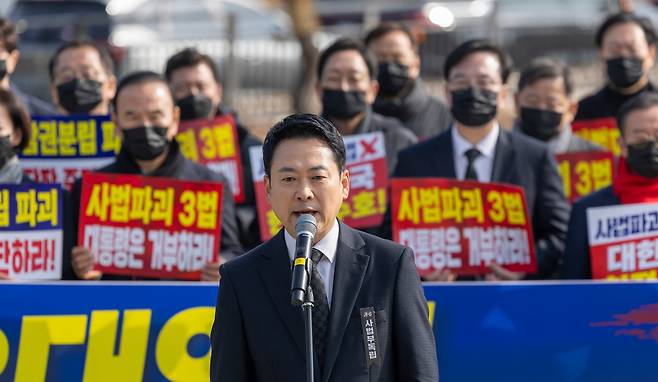 국민의힘 장동혁 대표가 지난 5일 서울 종로구 청와대 사랑채 앞 분수대에서 열린 현장 의원총회에서 발언을 하고 있다. /김지호 기자