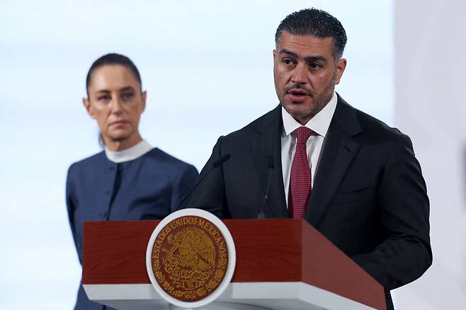 <YONHAP PHOTO-7323> FILE PHOTO: FILE PHOTO: Mexico's Secretary of Security and Citizen Protection Omar Garcia Harfuch speaks next to President Claudia Sheinbaum during a press conference at the National Palace in Mexico City, Mexico November 3, 2025. REUTERS/Henry Romero/File Photo/File Photo/2026-03-05 21:14:34/<저작권자 ⓒ 1980-2026 ㈜연합뉴스. 무단 전재 재배포 금지, AI 학습 및 활용 금지>