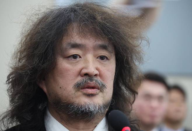 방송인 김어준 씨가 13일 서울 여의도 국회에서 열린 제419회 국회(임시회) 제1차 과학기술정보방송통신위원회 전체회의, 비상계엄 관련 현안질의에 참고인으로 출석해 증언을 하고 있다. 서울=뉴시스