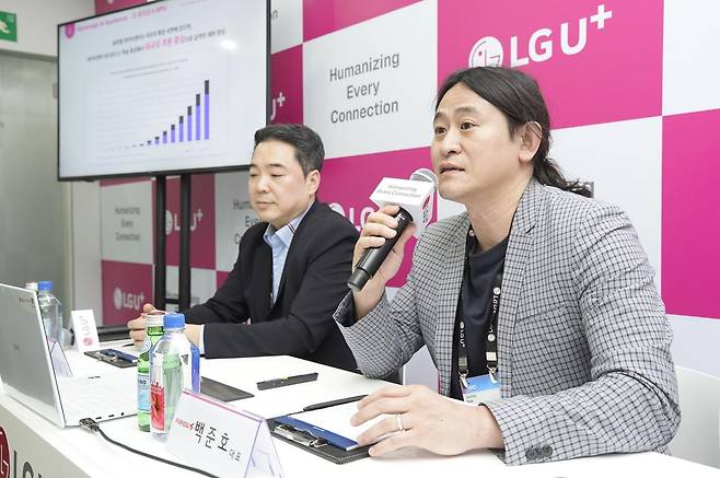 이상엽 LG유플러스 CTO(전무·오른쪽)와 백준호 퓨리오사AI 대표가 4일(현지시간) 스페인 바르셀로나 ‘MWC26’ 전시장에서 기업용 ‘소버린(Sovereign) AI 어플라이언스’ 개발을 위한 MOU를 체결한 후 기자들의 질의에 답하고 있다. LG유플러스 제공.