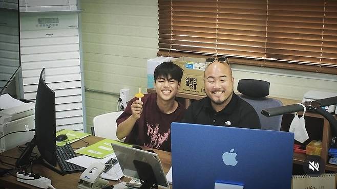 김형일 감독(오른쪽)과 자전거 선수로 활동하고 있는 아들 김도윤 군.  김형일 제공