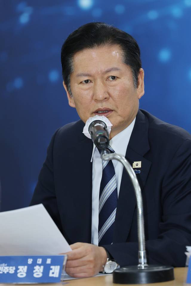 정청래 더불어민주당 대표가 6일 전남 영광농협에서 열린 최고위원회의에서 발언하고 있다. [연합뉴스]